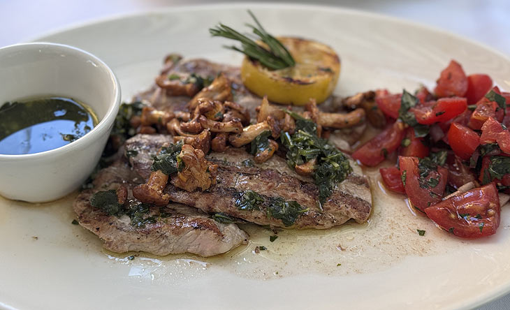 Scaloppine Pfifferlinge - dünnen Kalbsscheiben mit marinierten Pfifferlingen und Kräutersalsa (©Foto: Martin Schmitz)